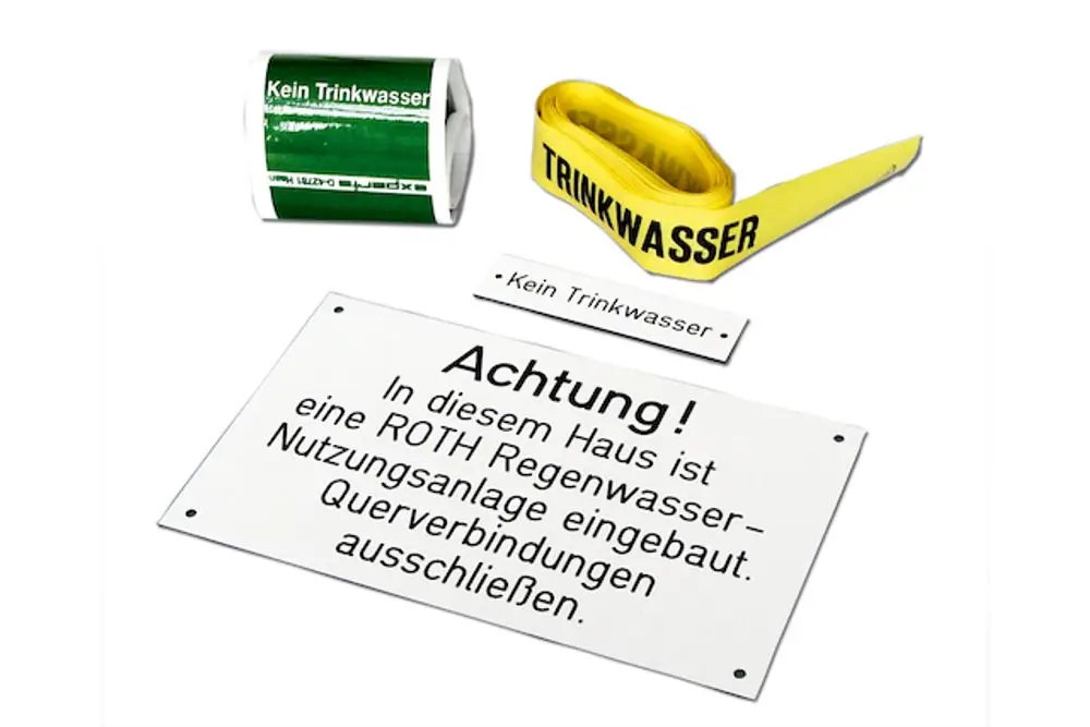 Ensemble von Schildern und Bändern, das auf eine Roth Regenwassernutzungsanlage hinweist. Enthält Hinweise zu Trinkwasser und Nicht-Trinkwasser.